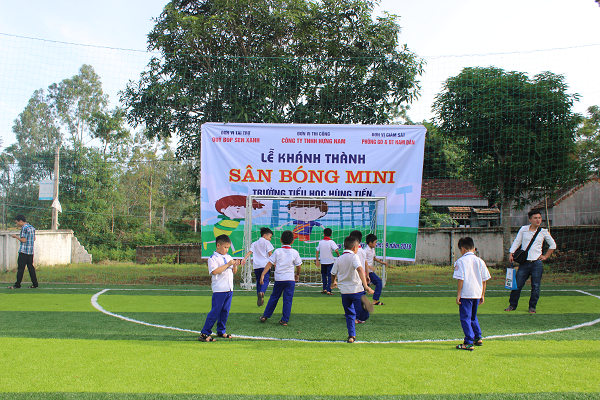 Lễ bàn giao sân bóng đá Mini tại trường Tiểu học Hùng Tiến